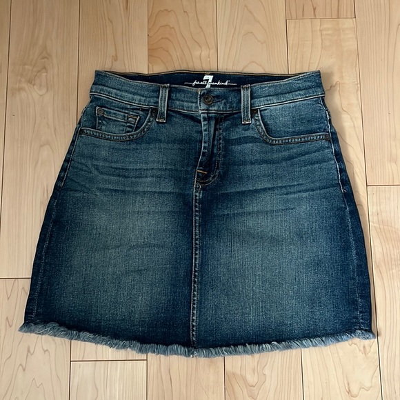 Gently worn Seven For All Mankind jean skirt! Comfortable and stylish. Size 25 - Picture 1 of 3